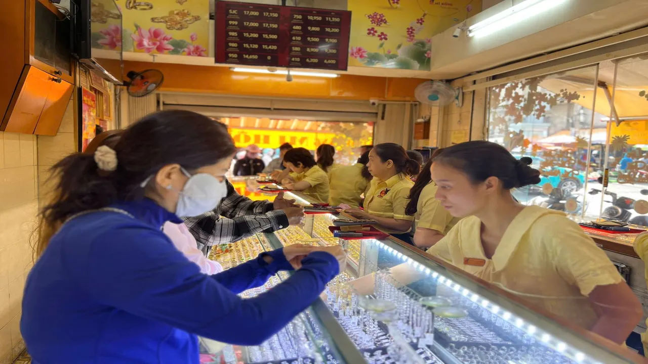 تقلبات طفيفة بأسعار الذهب واستمرار ارتفاع فرق الشراء عن البيع محلياً